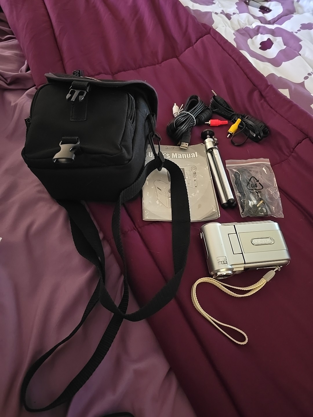 AIPTEK DZ0-V38 6MP CAMCORDER NEEDS BATTERY Comes With Bag and Accessories B16