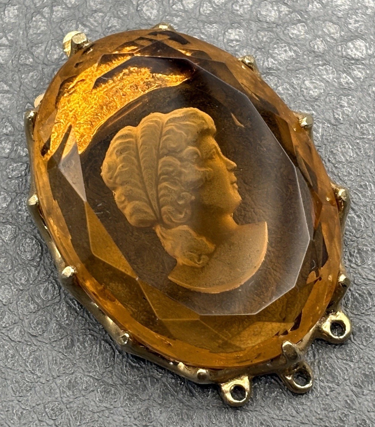 VTG Faux Amber Glass Reverse Carved Intaglio Cameo Gold Tone Box Clasp Jewelry