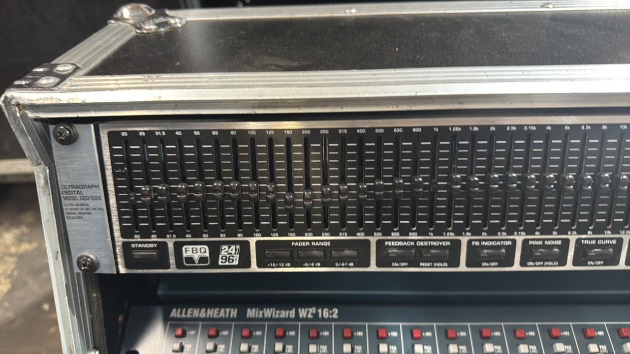 Behringer DEQ1024 31-Band Dual Stereo EQ. FBQ + Dynamics. With Flight Case
