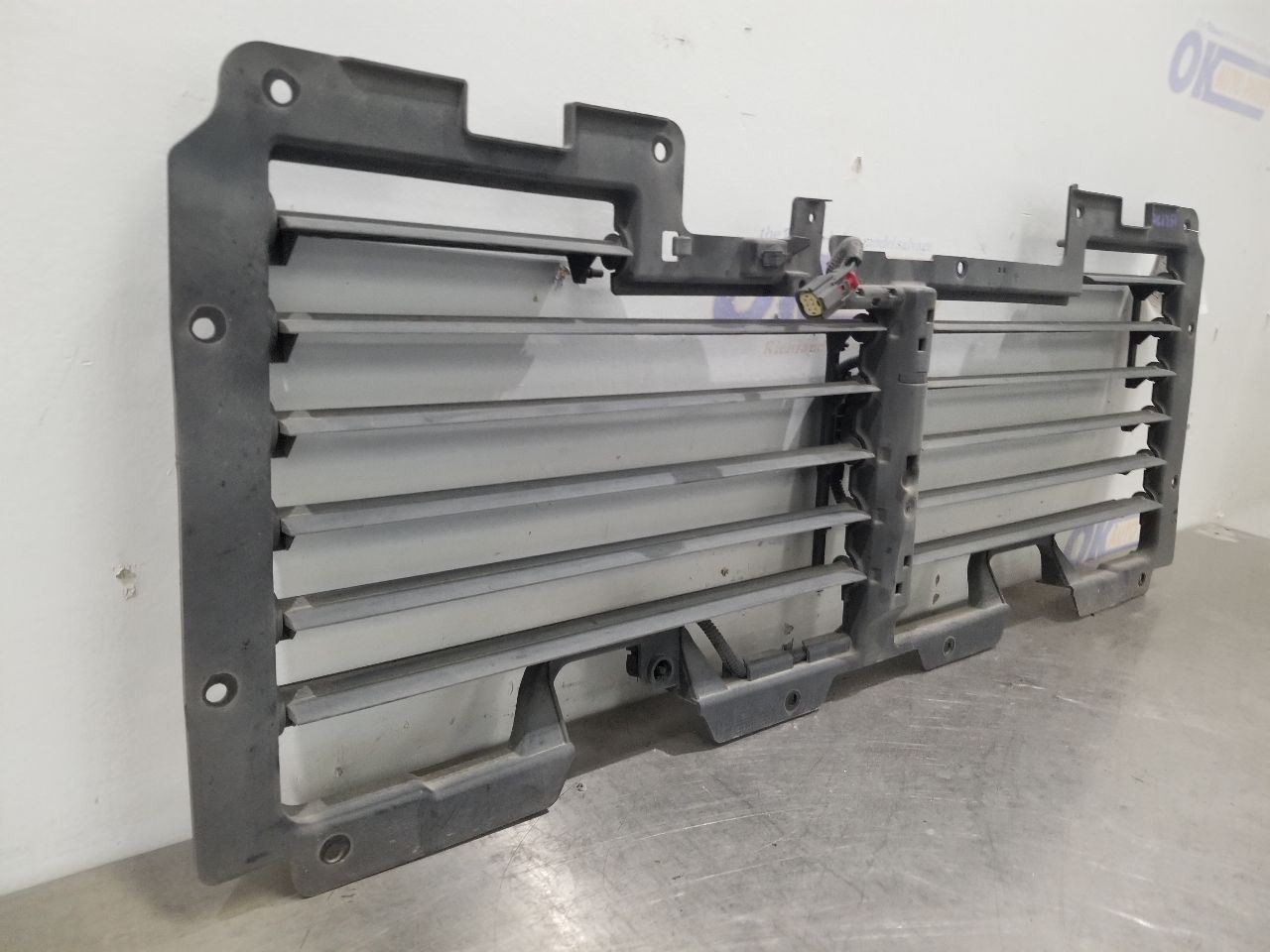 17 CADILLAC ESCALADE AIR SHUTTER 6.2L