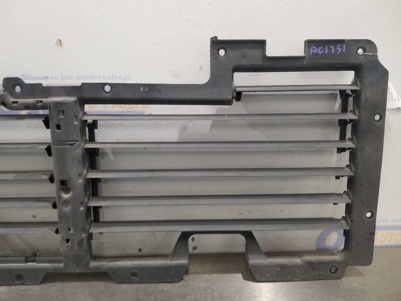 17 CADILLAC ESCALADE AIR SHUTTER 6.2L