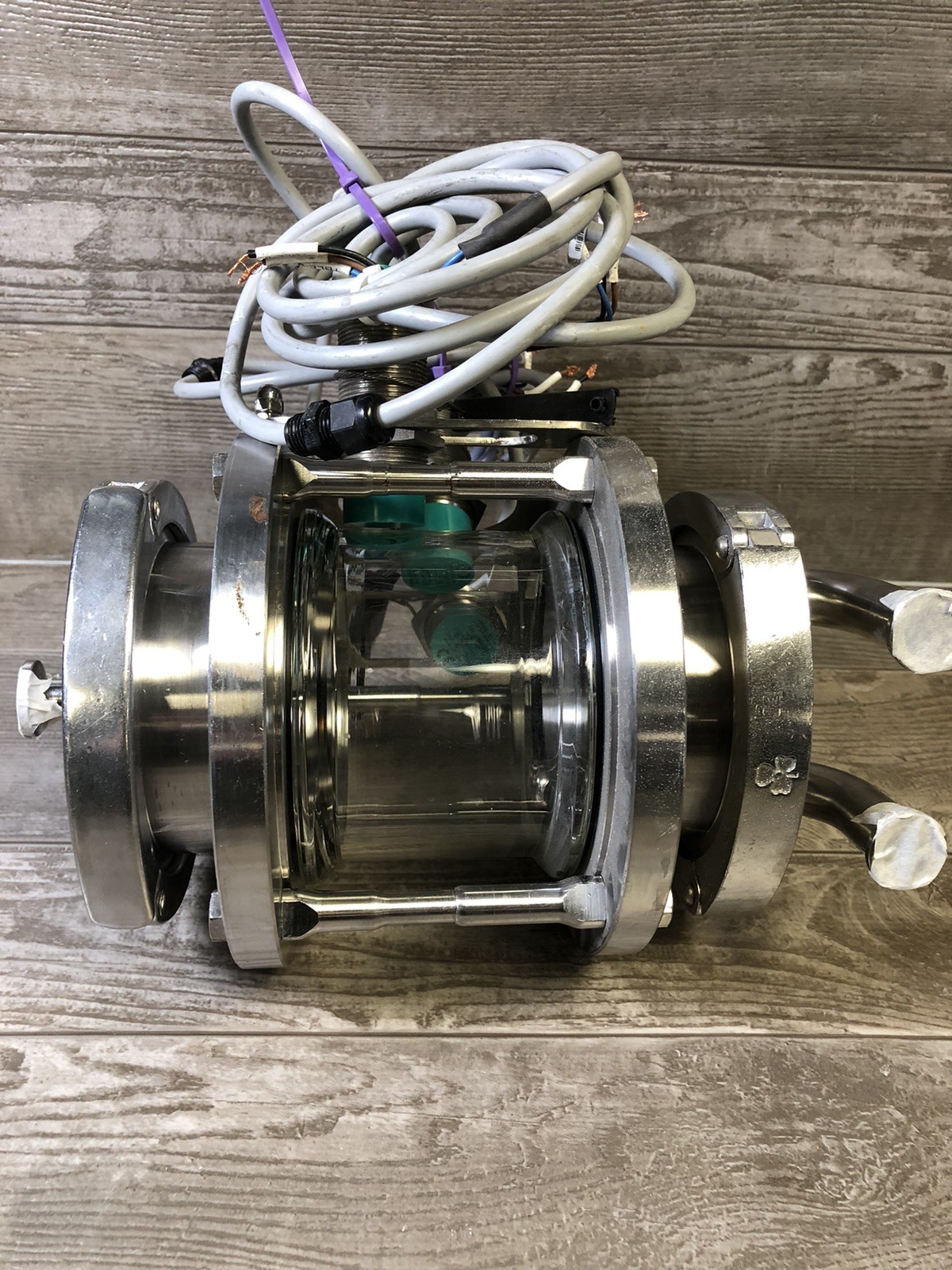 Sanitary sight flow indicator with inductive proximity sensors
