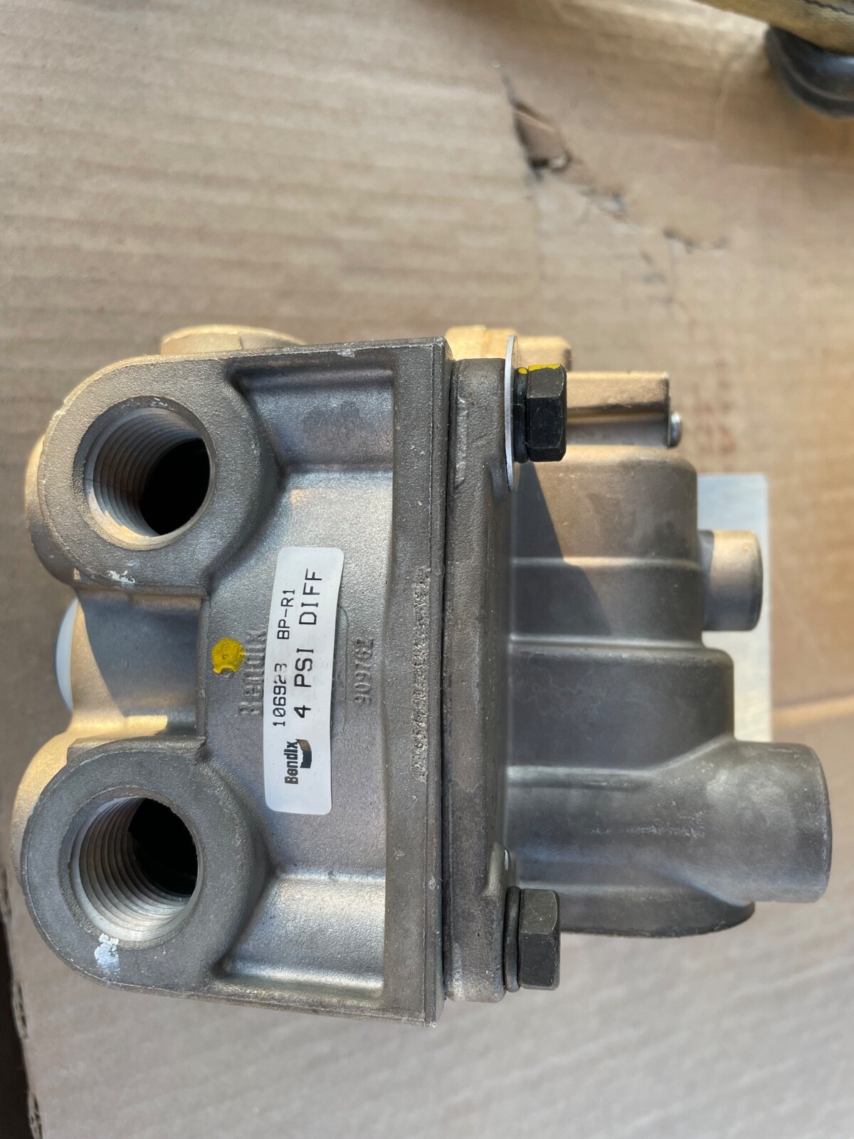 Bendix Genuine Proportioning Valve  New in box  909762 stamped on part.