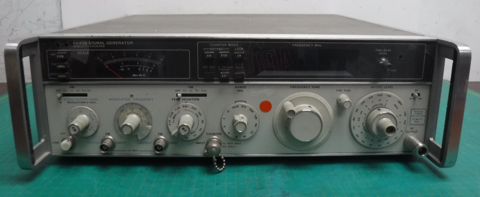 HP 8640B RF Signal Generator