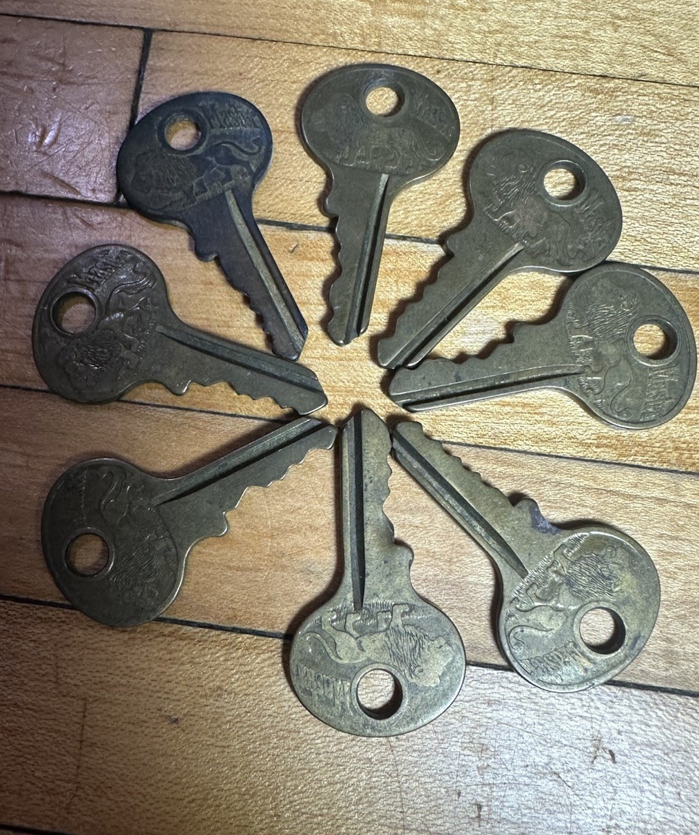 Vintage Antique Master Lock Keys Lion Emblem Milwaukee Set Of 8
