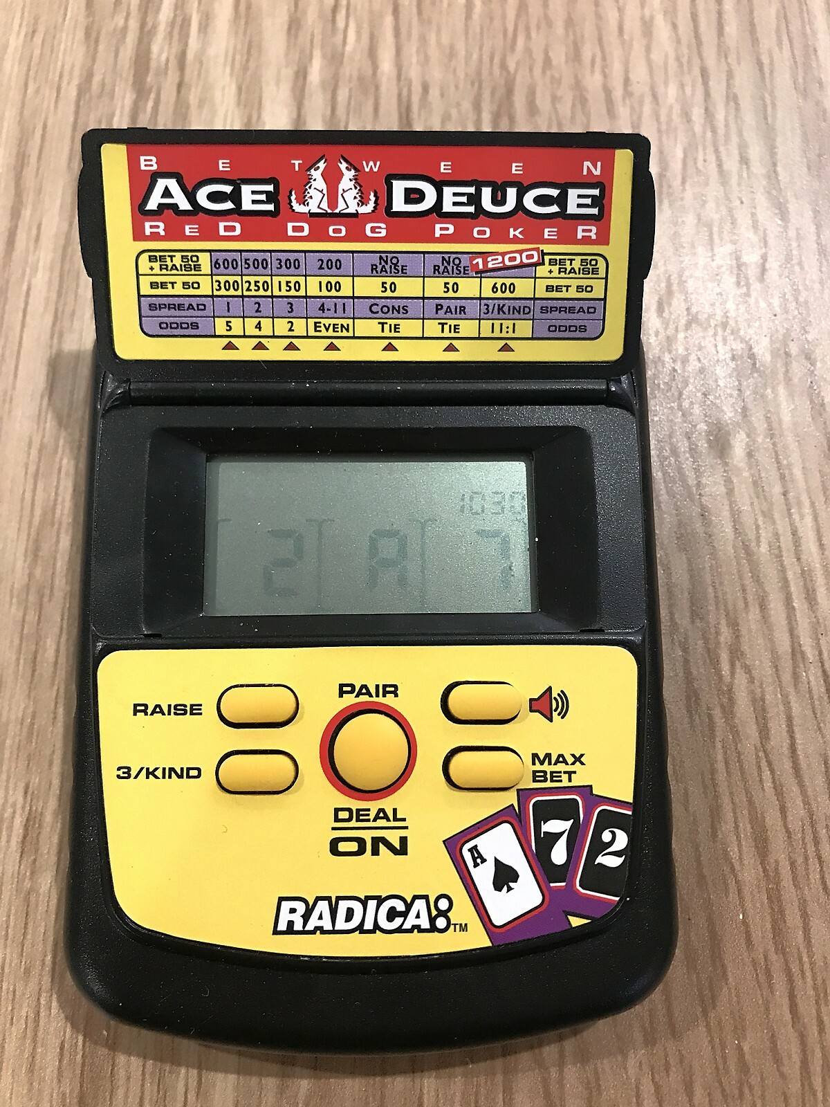 BETWEEN ACE & DEUCE RED DOG POKER HAND-HELD VIDEO GAME ELECTRONIC RADICA - WORKS