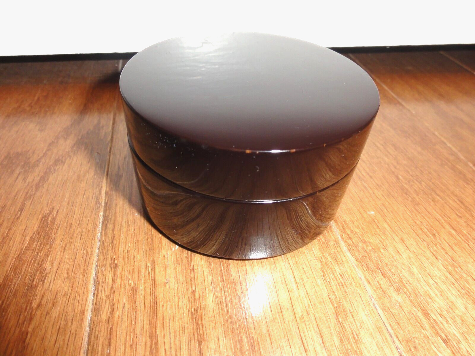 NON TARNISH ROUND COMPASS IN HINGED WOODEN BOX