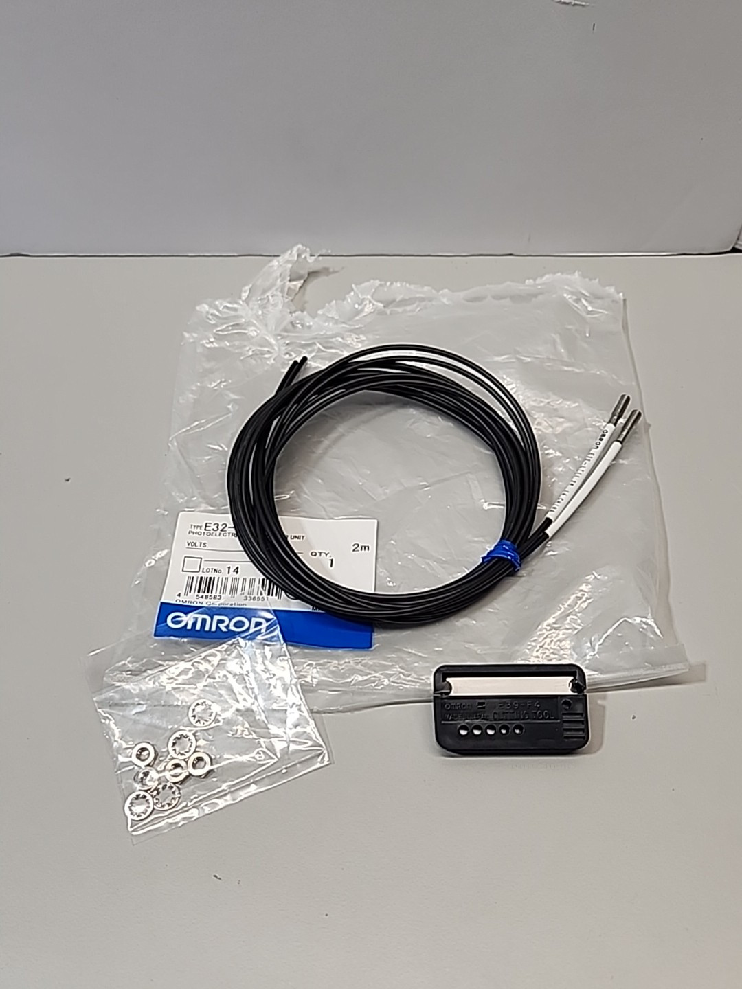 Omron E32-LT11 Fiber Optic Sensor NEW