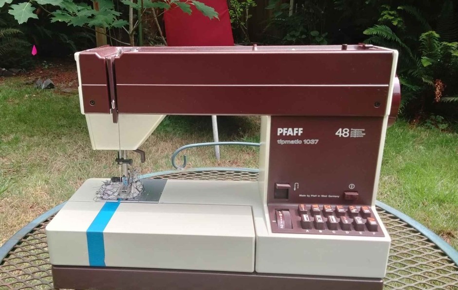 Pfaff 1037 48-stitch Sewing Machine