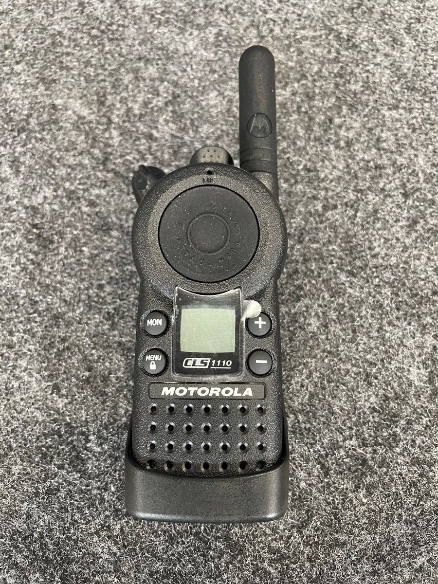 MOTOROLA CU1110GYN1BB Two Way Radio Walkie Talkie UHF, w/ Belt Clip, No Charger