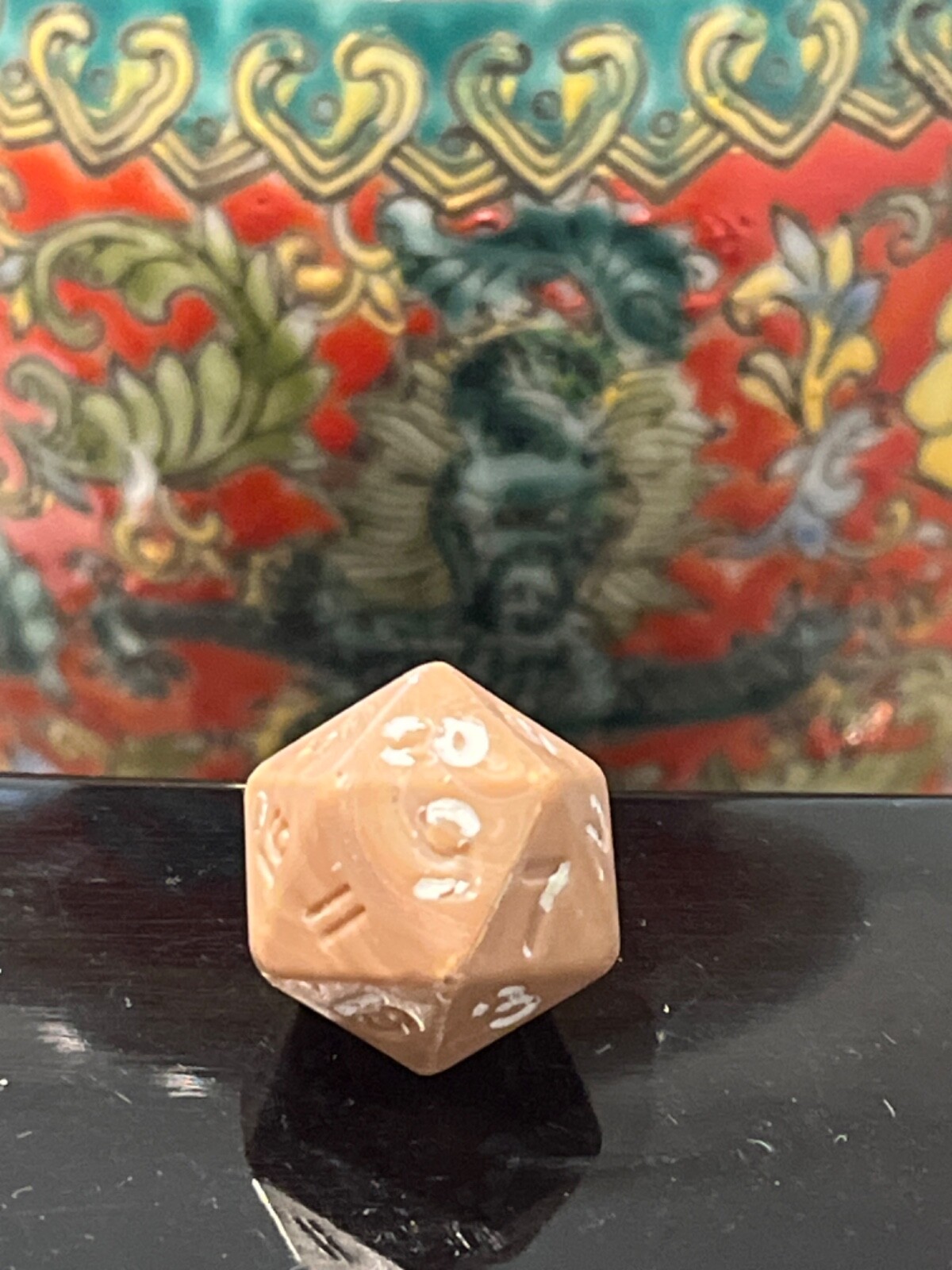 Vintage Moldvay d20 marbled light brown rpg ad&d dice 120823@