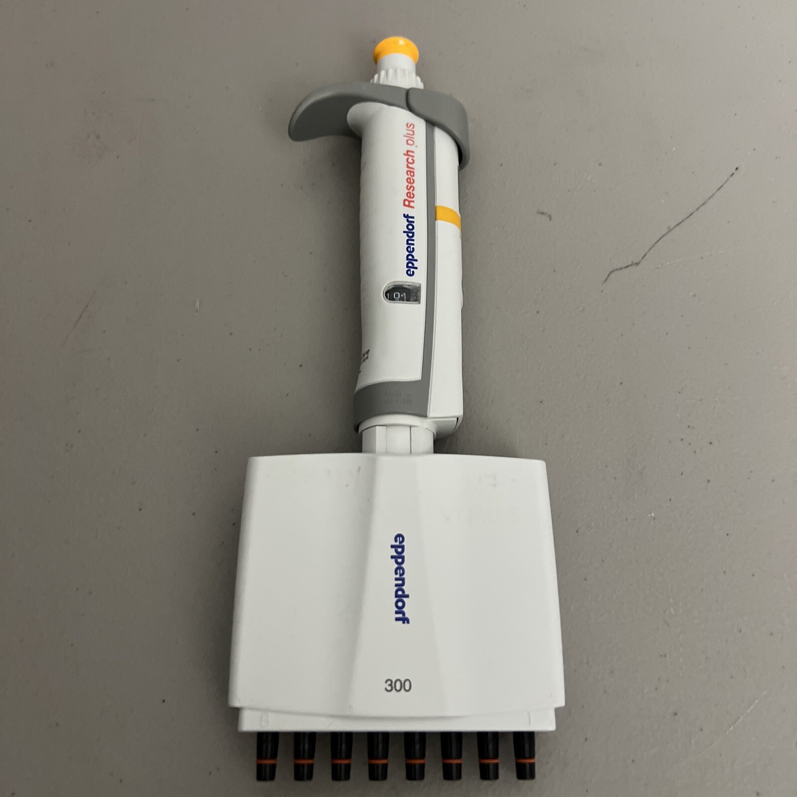 Eppendorf  Research Plus 8 Channel Pipette 300 30-300 uL Pipetman Pipettor