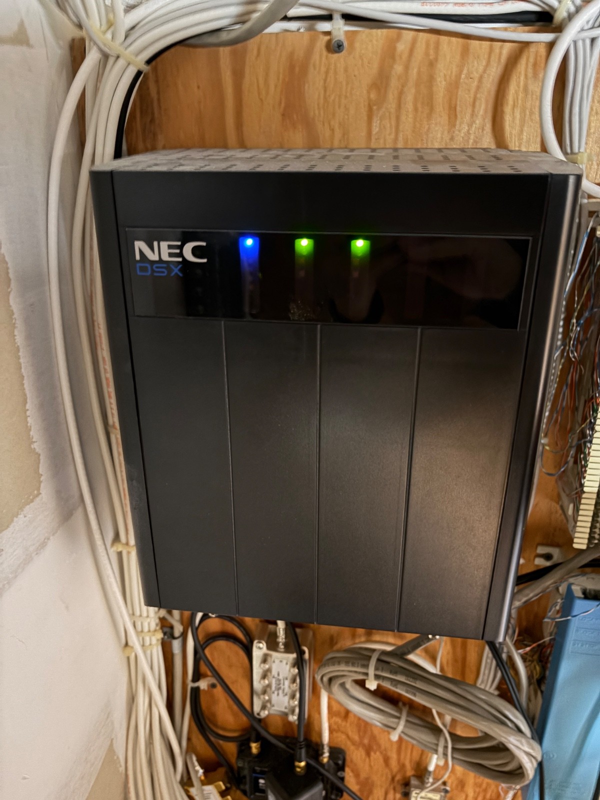 nec dsx 80 Phone system w/6 phones DSX 22B Display Tel, all in working order.