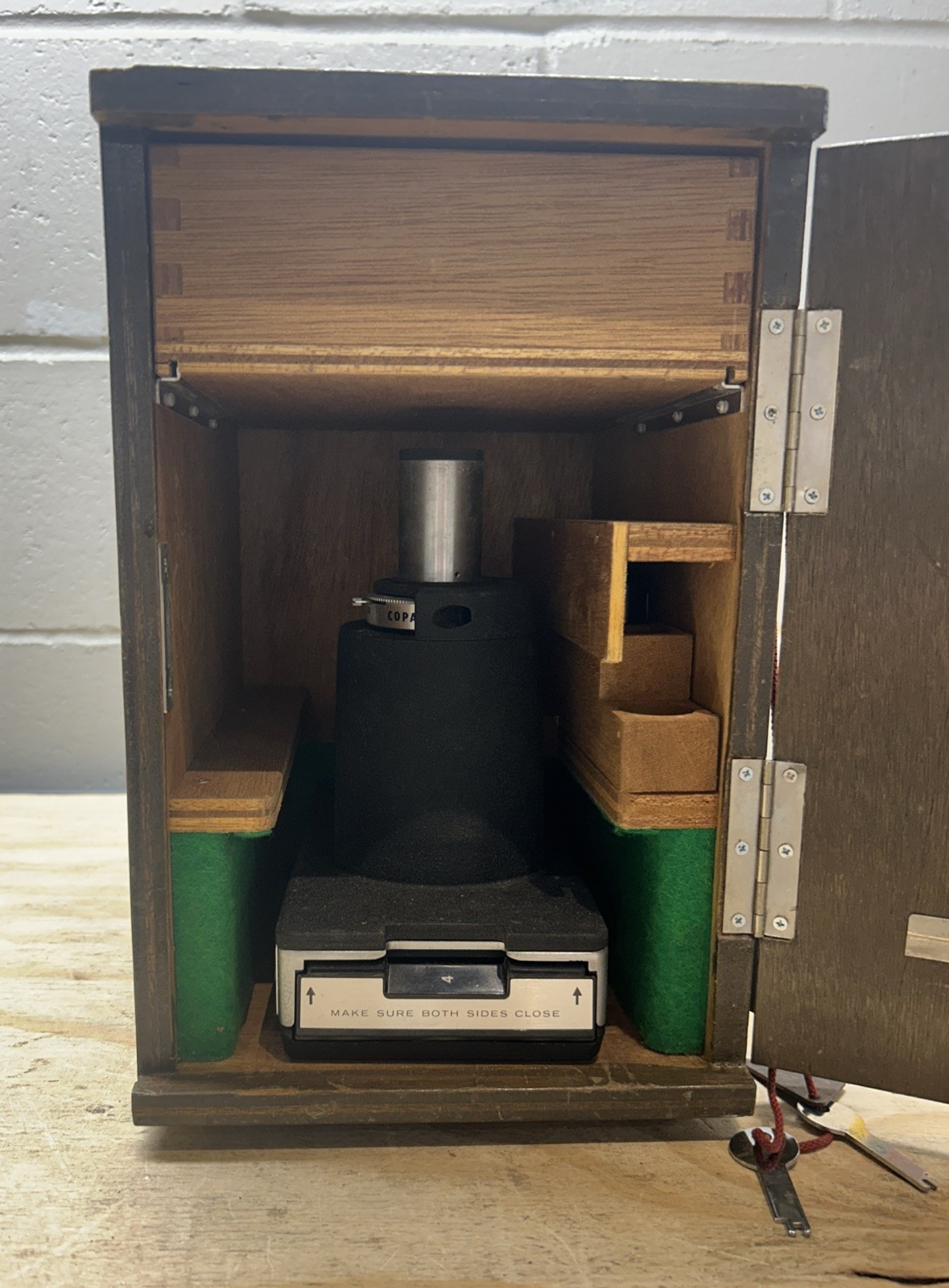 VINTAGE Metallurgical MICROSCOPE IN CASE That Locks With Keys Unitron Polaroid