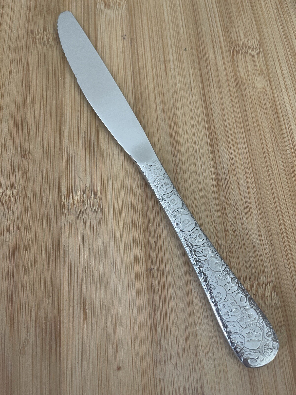 SMI LIBERTY TABLETOP 18/10 Stainless CALAVERA SKULL Serrated Dinner Knife 9”