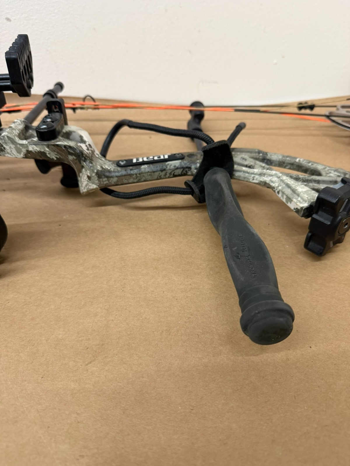 Bear Cruzer G2 compound bow, 26” draw, #70 pull LH