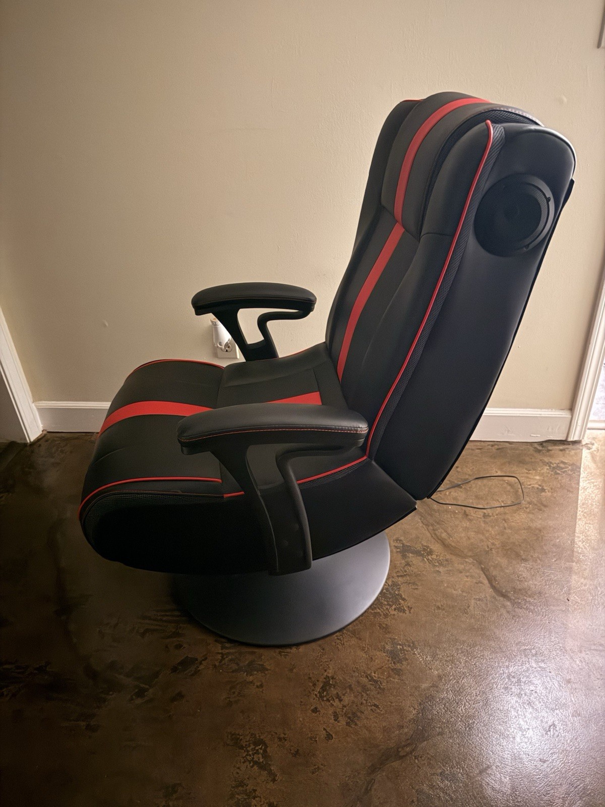 Pedestal Gaming Chair- Bluetooth with Built-in Sound. Perfect condition