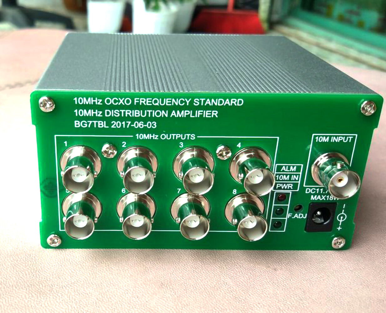 10MHz Distribution Amplifier Built-in OCXO Frequency Standard 8 Port Output