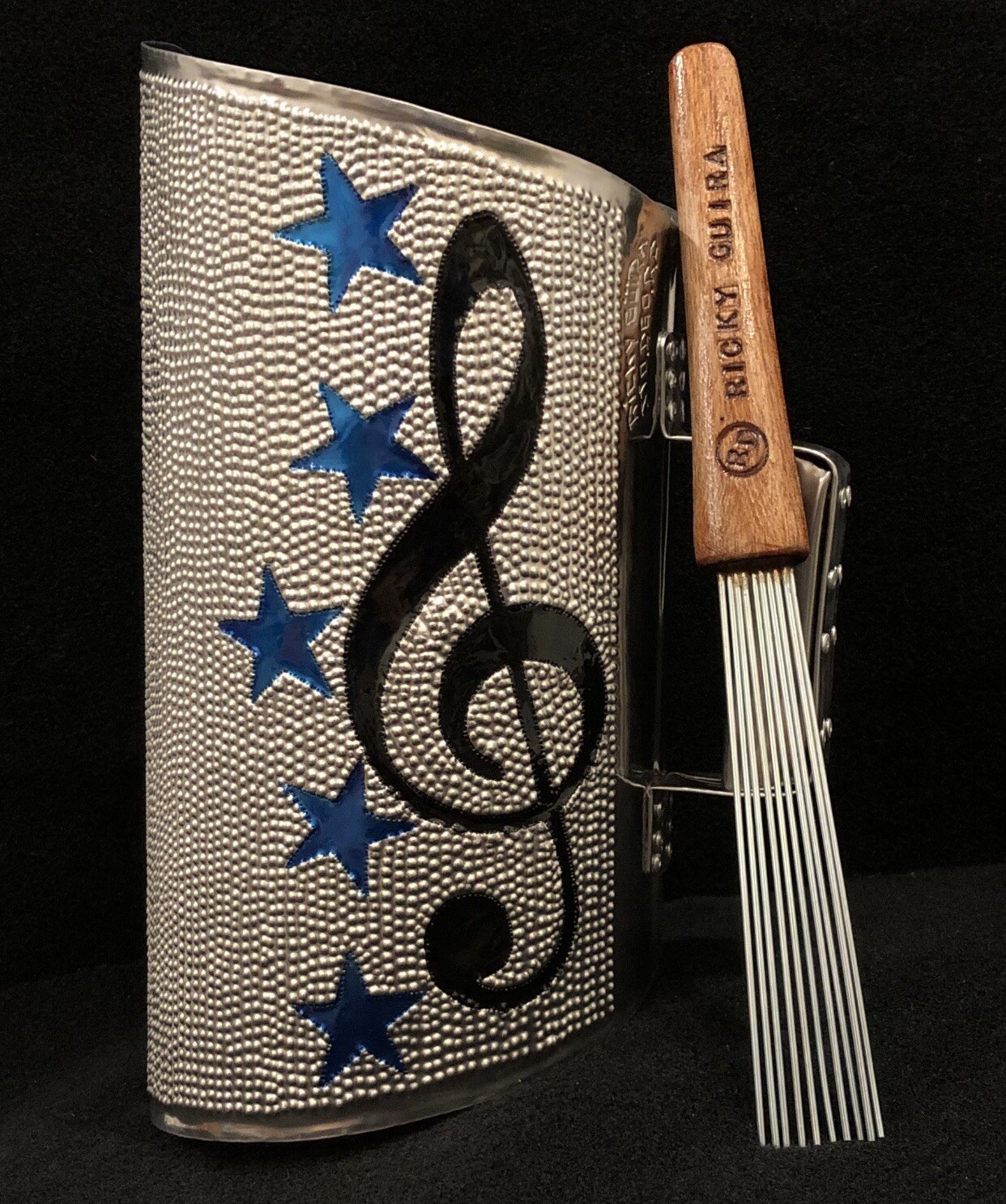 GUIRA PROFESIONAL DOMINICANA 20”X 13” ESTILO REINA CON SU GANCHO INCLUIDO