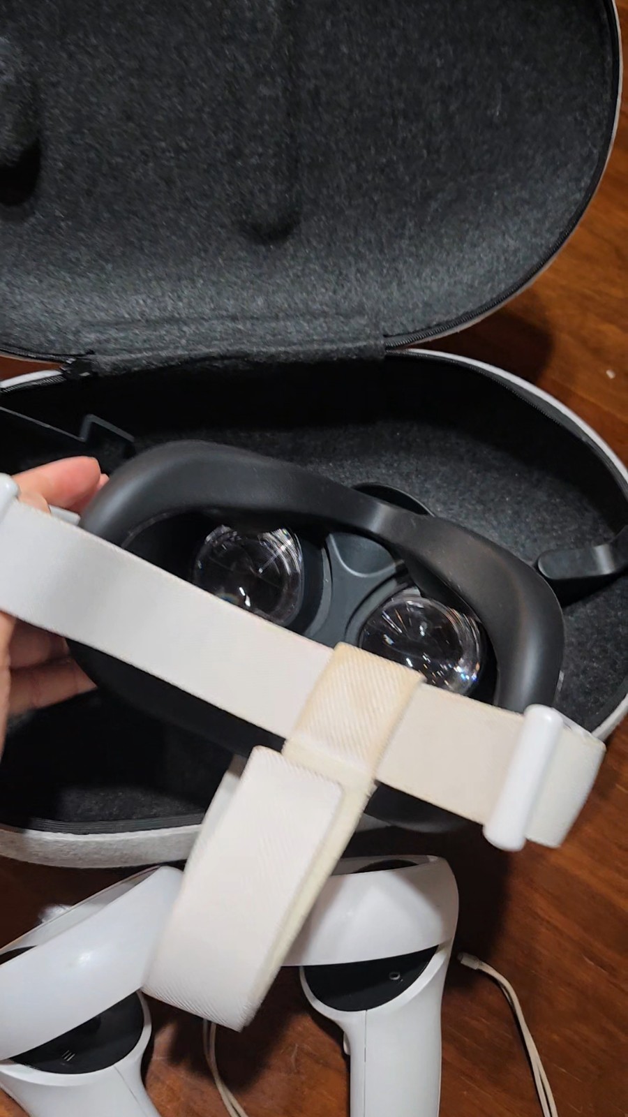 Meta Quest 2 Standalone VR Headset 90Hz White w/ Touch Controllers Case
