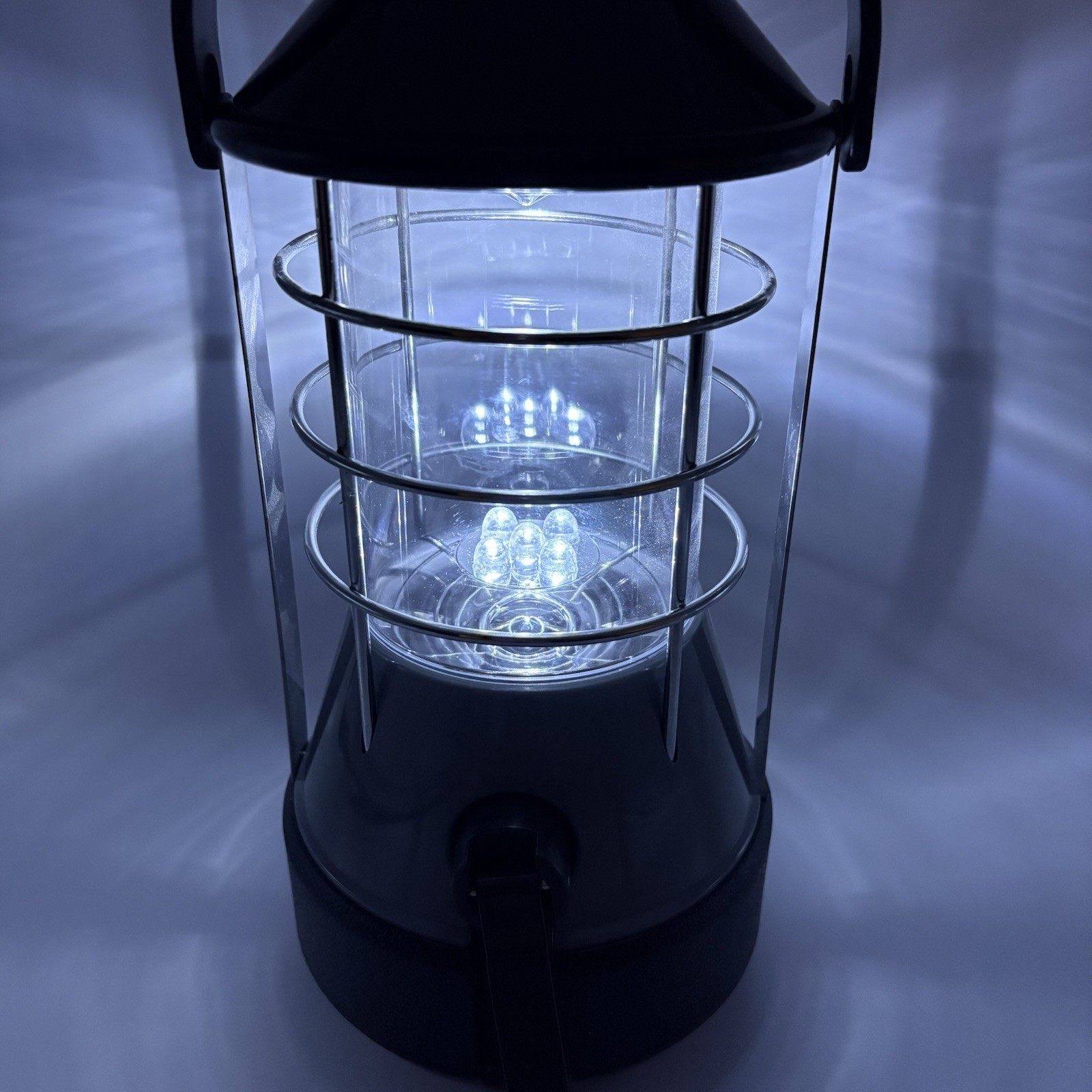 HAND-CRANK LANTERN - 5 EXTRA-LARGE LED BULBS - NO BATTERIES NEEDED