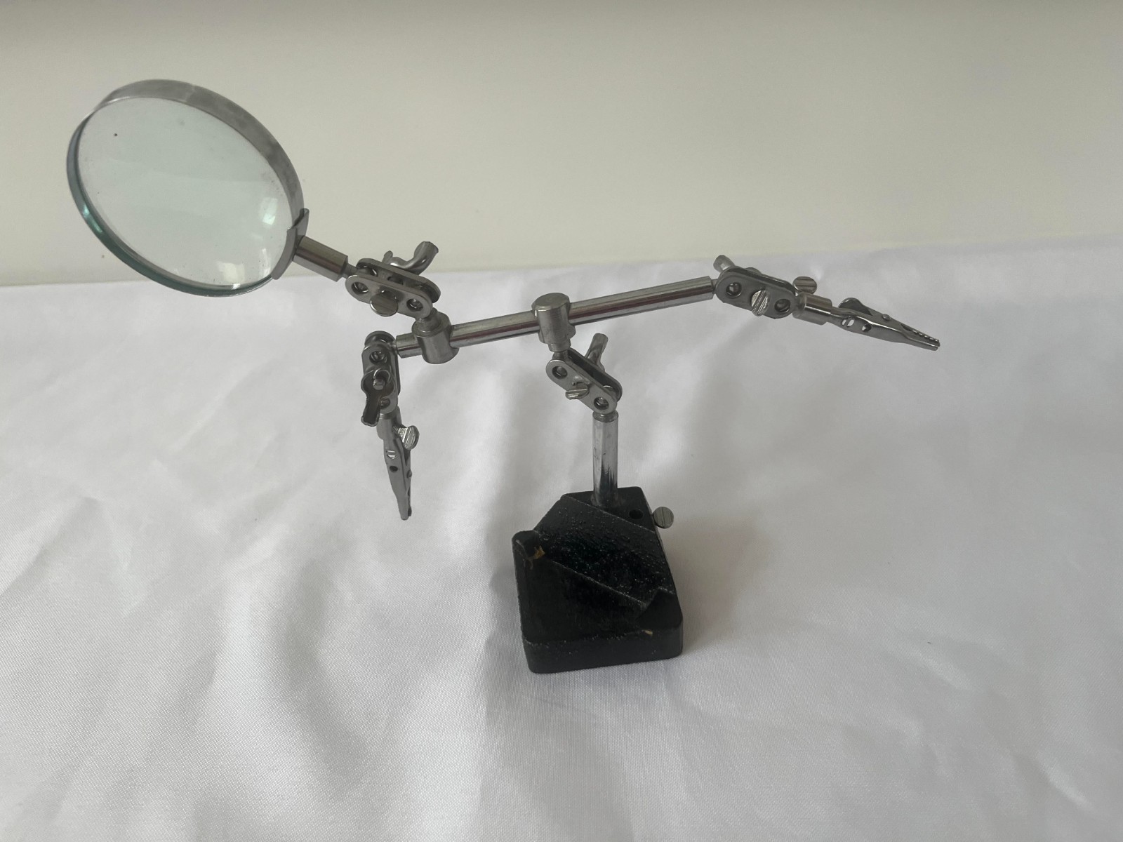 Vintage Fly Fishing Lure Tool MAGNIFYING GLASS ALLIGATOR CLIPS STAND
