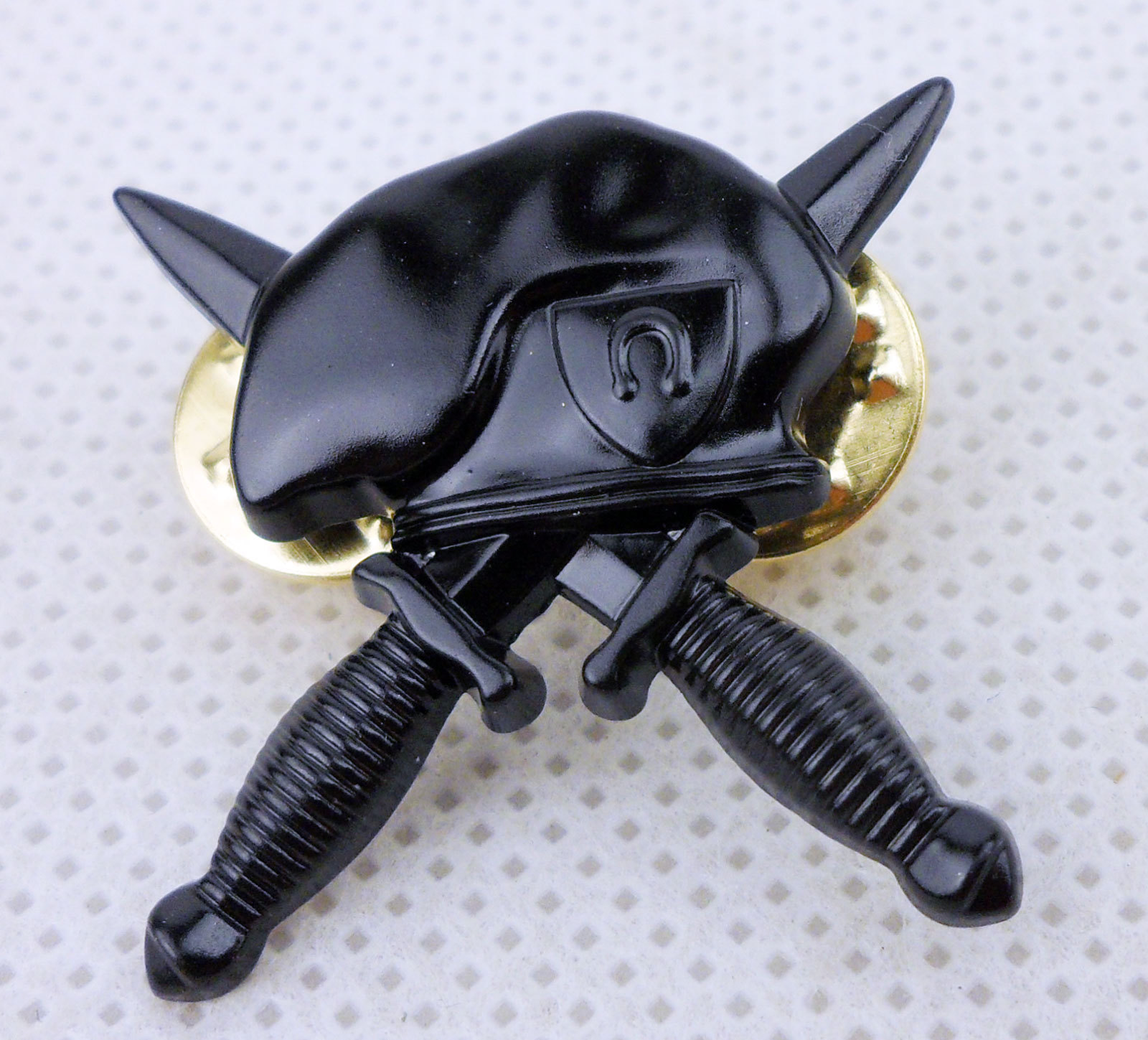 SOLDIER OF FORTUNE HAT PIN OMEGA FORCE BERET DAGGER PIN Special Forces cap badge