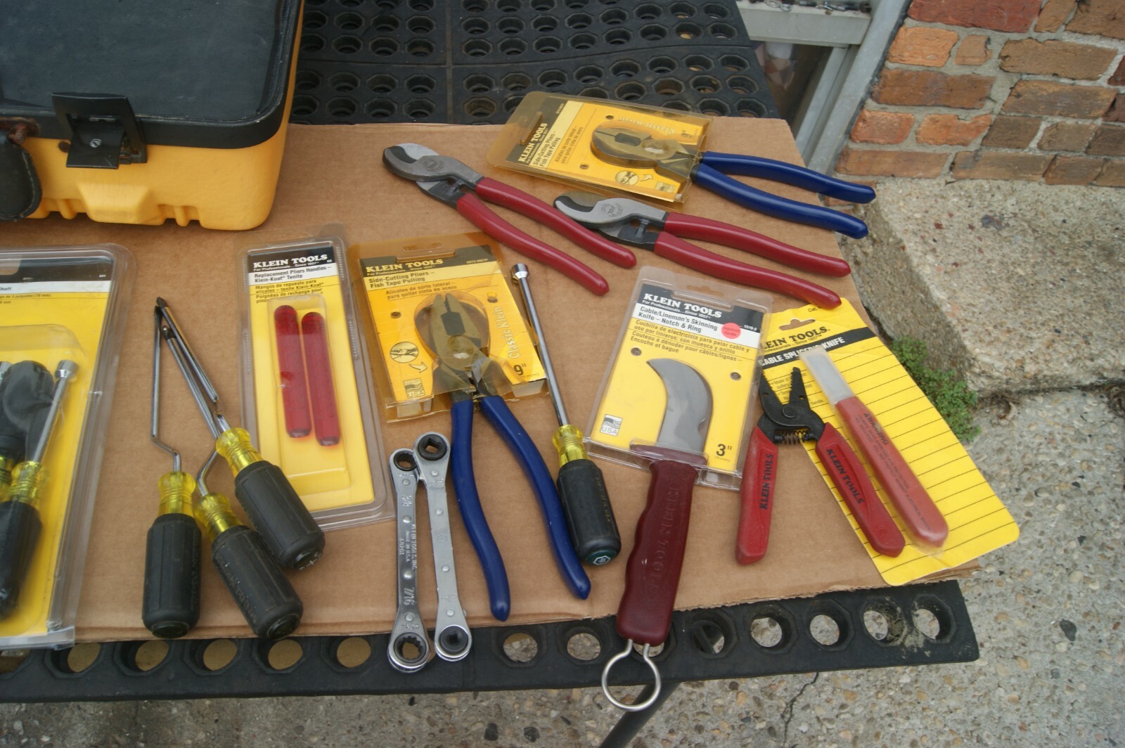 KLEIN TOOLS FOR ELECTRICIAN WITH HARD YELLOW CASE