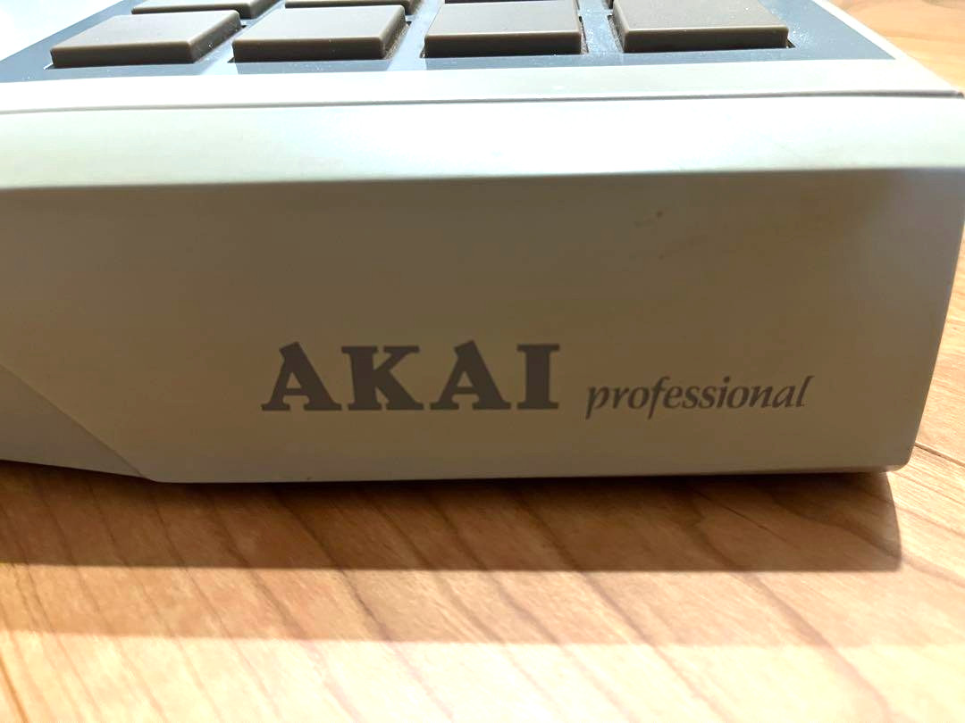 AKAI professional MPC2000XL Sampler Sampling Sequencer Drum Machine MPC Tested