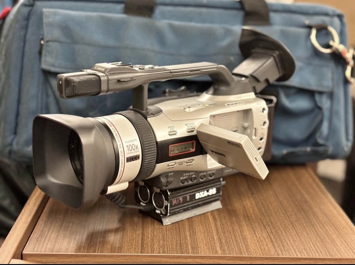Canon GL2 3CCD Handheld Camcorder Silver/Black 20x Optical 100x Digital MiniDV