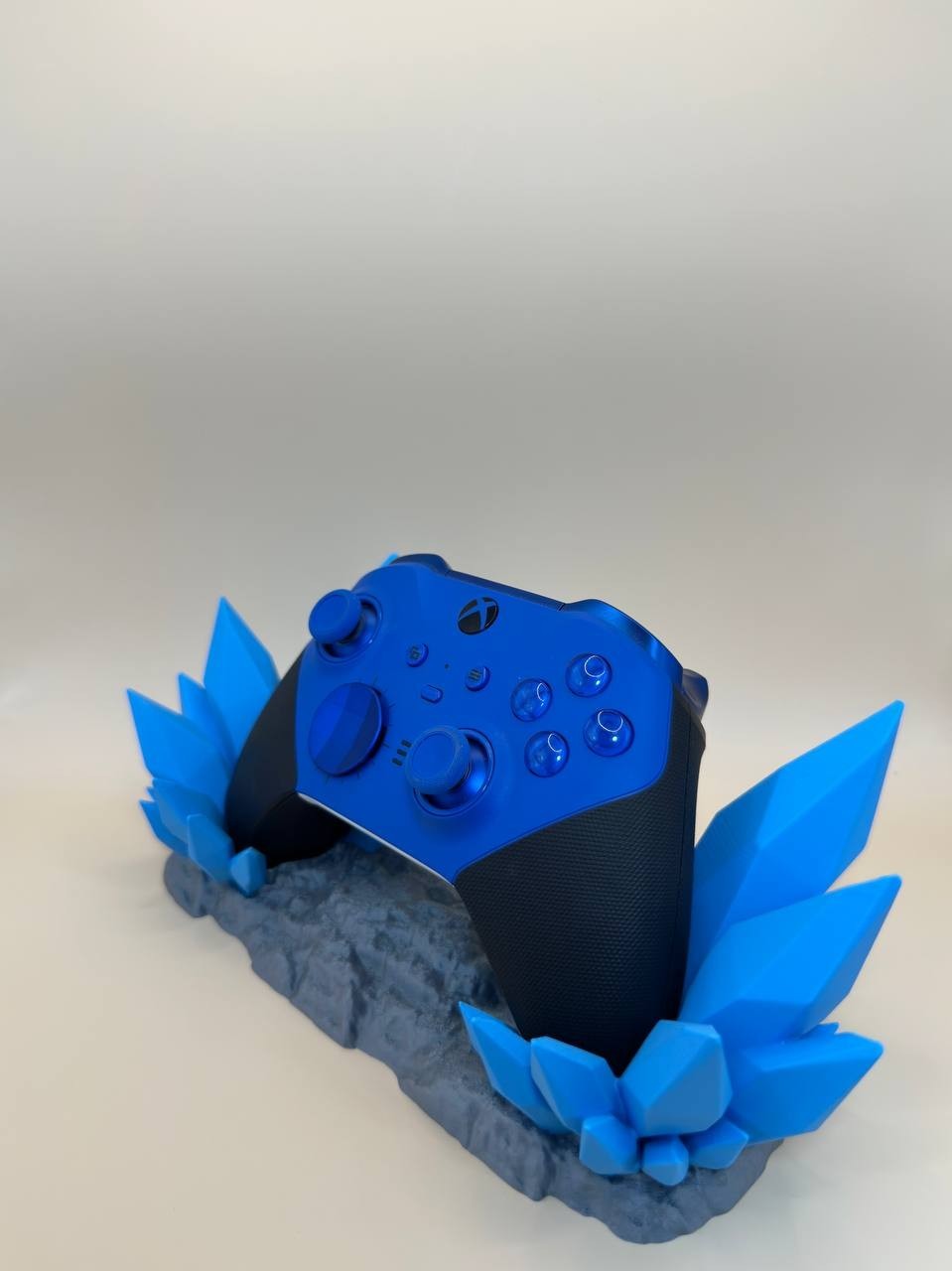 Blue Crystal Controller Stand for PS5 / Xbox Series X – 3D Printed Gaming Holder