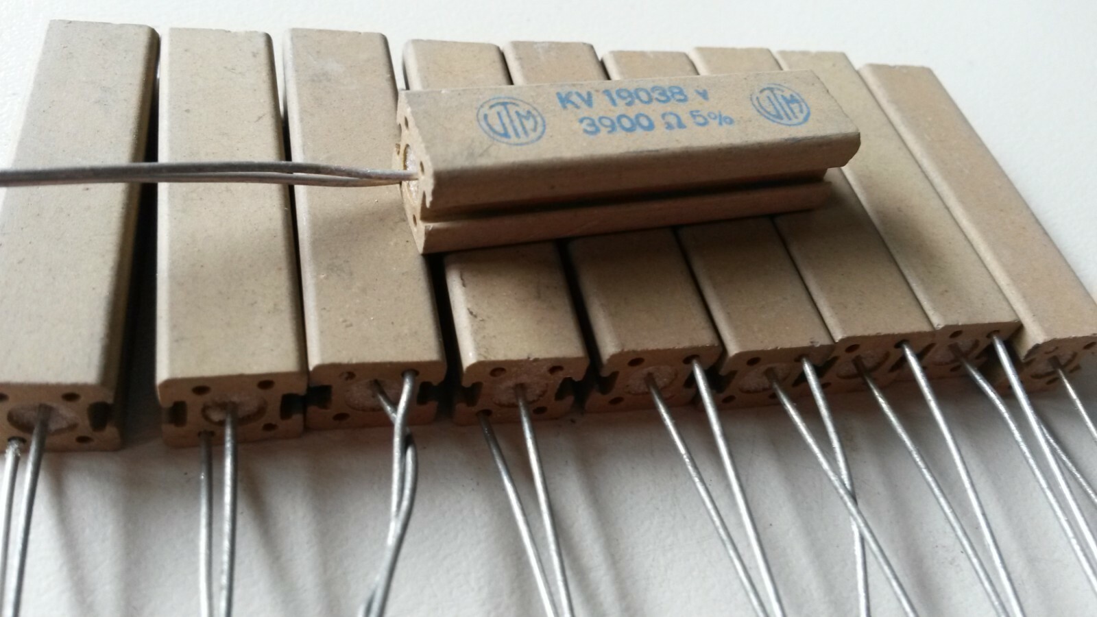 LOT of 10 HIGH LOAD RESISTORS from 39ohm to 6.8Kohm 7W CEMENT 10x9x37mm