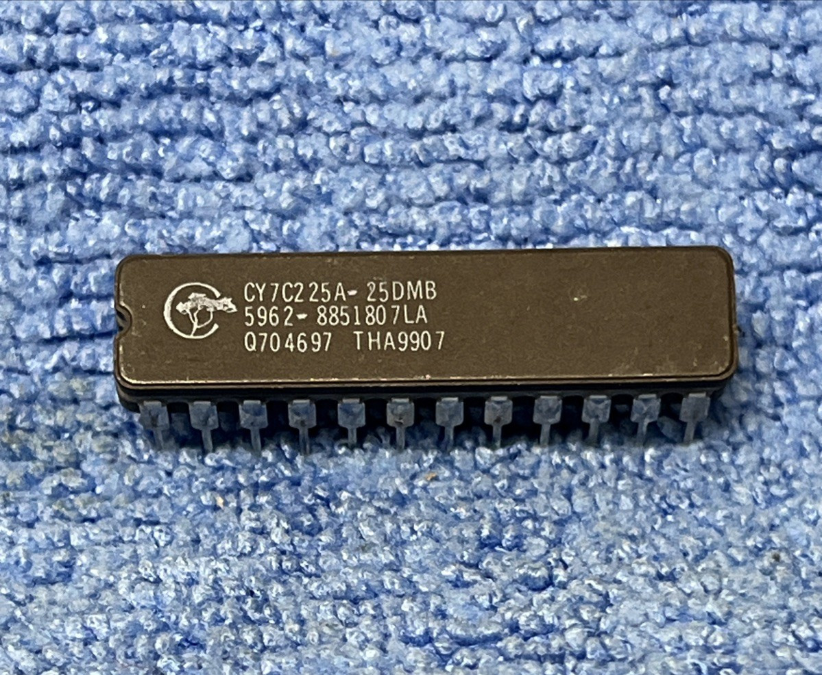 CYPRESS ~ 5962-8851807LA ~ 24 PIN CERAMIC IC