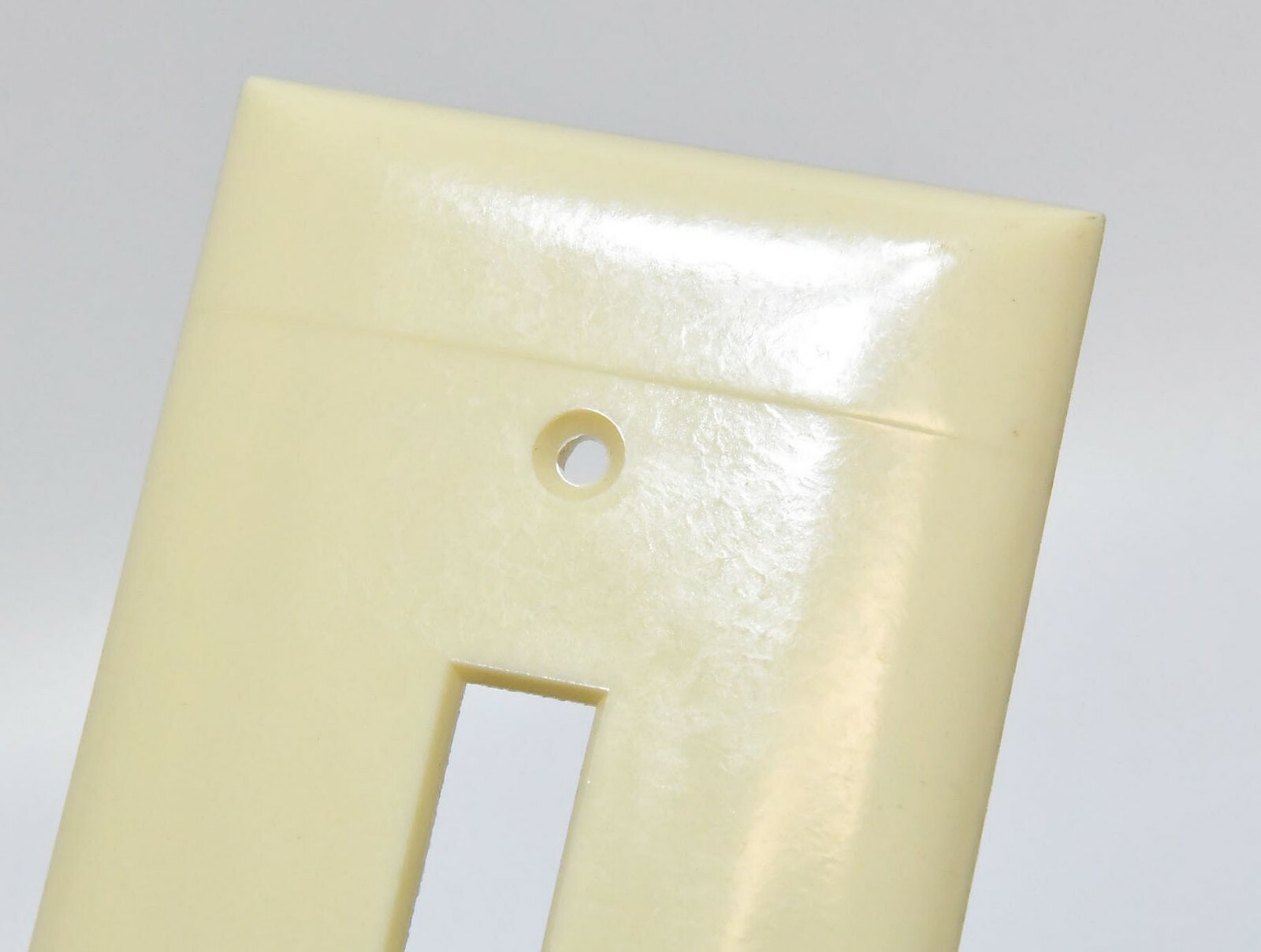 VINTAGE SIERRA IVORY BAKELITE SINGLE TOGGLE LIGHT SWITCH PLATE NOS