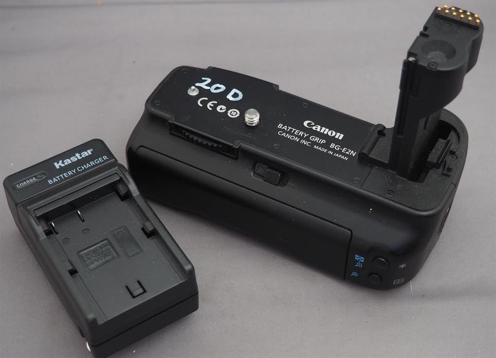 Canon Battery Grip BG-E2N for: 20D 30D 40D and 50D Bodies w/ Charger – 2 Photos