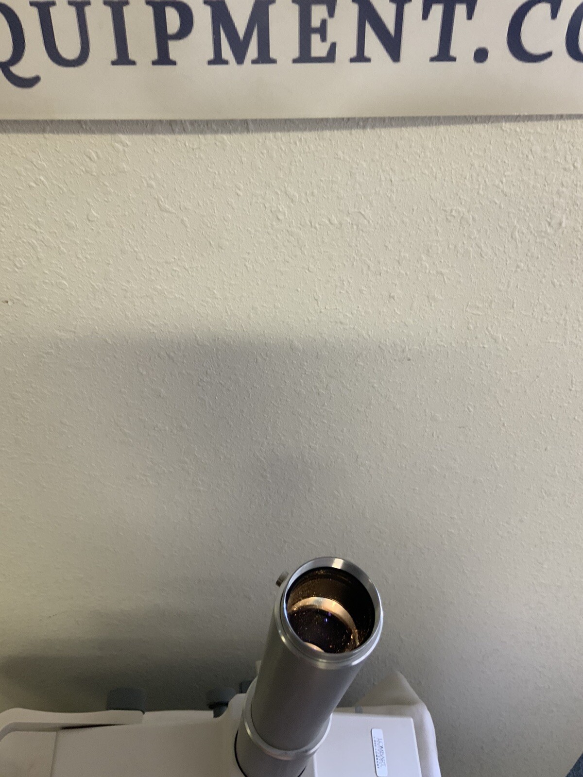 Reichert Longlife Projector w/ wall mount