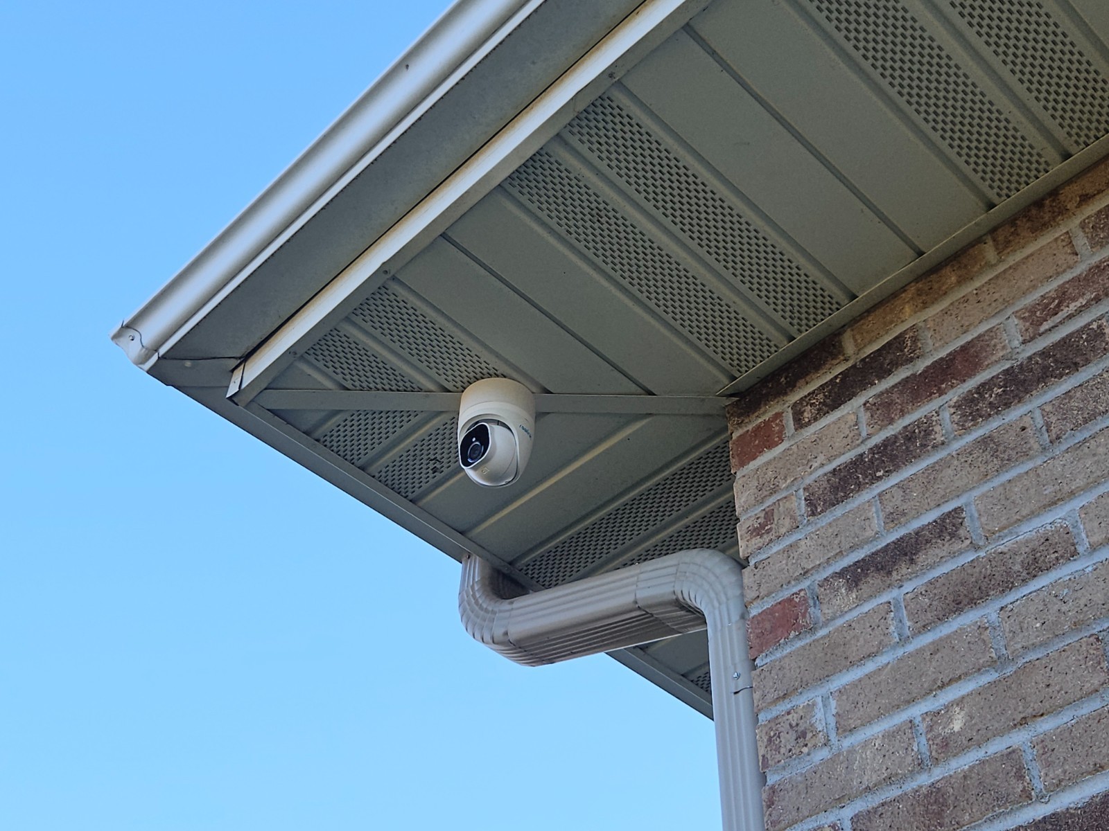 White Outdoor Mount Box for Reolink RLC-820A or RLC-520A.  Hidden Cable Mount.