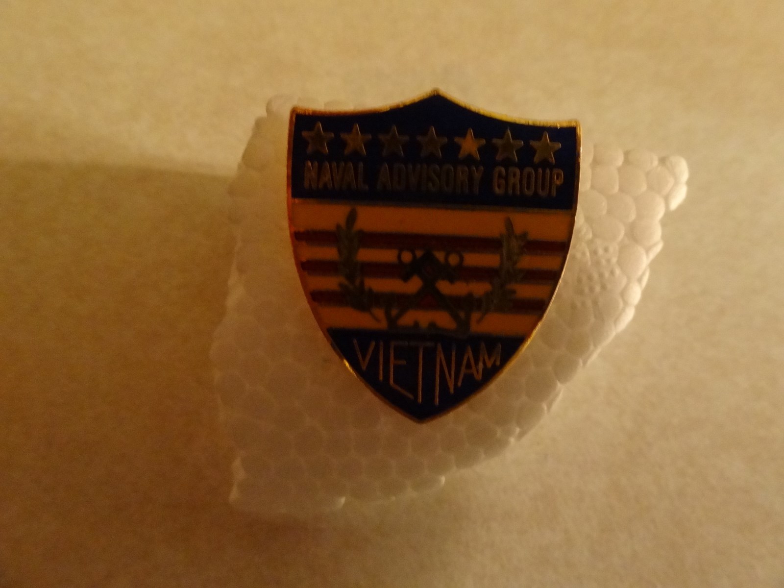 MILITARY INSIGNIA CREST HAT PIN MINI BADGE NATIONAL ADVISORY GROUP VIETNAM