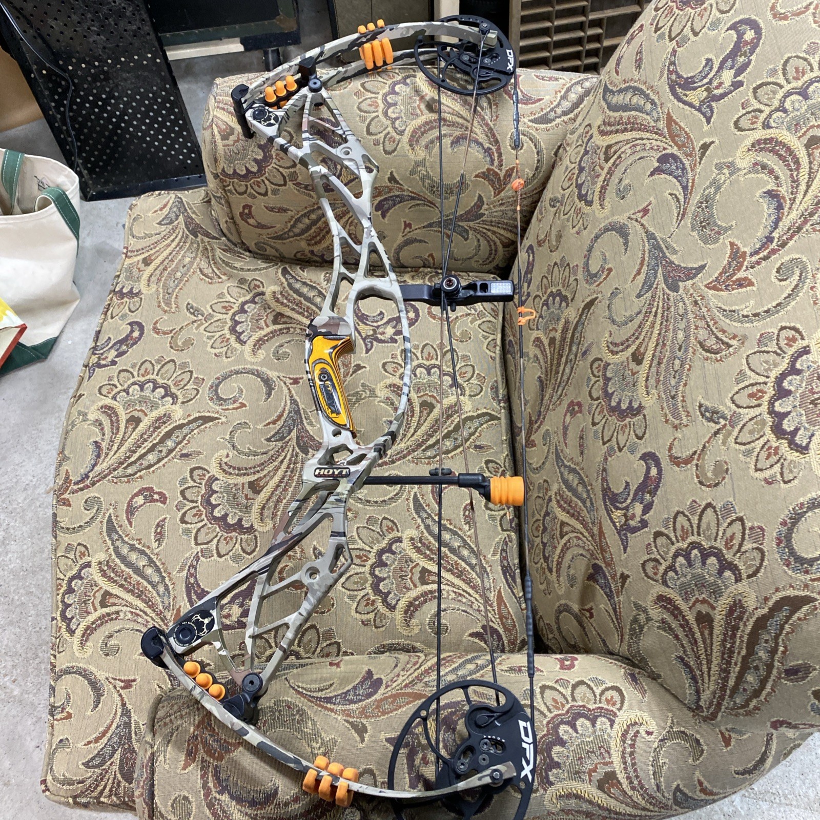 Hoyt Defiant Compound Bow 50-60 LB 26 - 28 Inch DL DFX