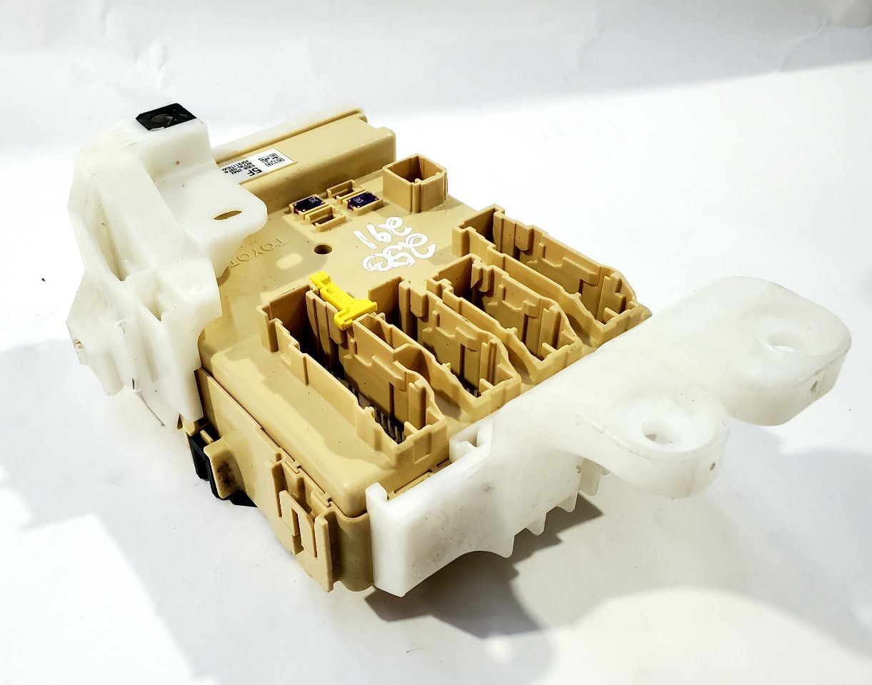 2014 2015 2016 Toyota Corolla OEM Multiplex With Fuse Box 6358-2642