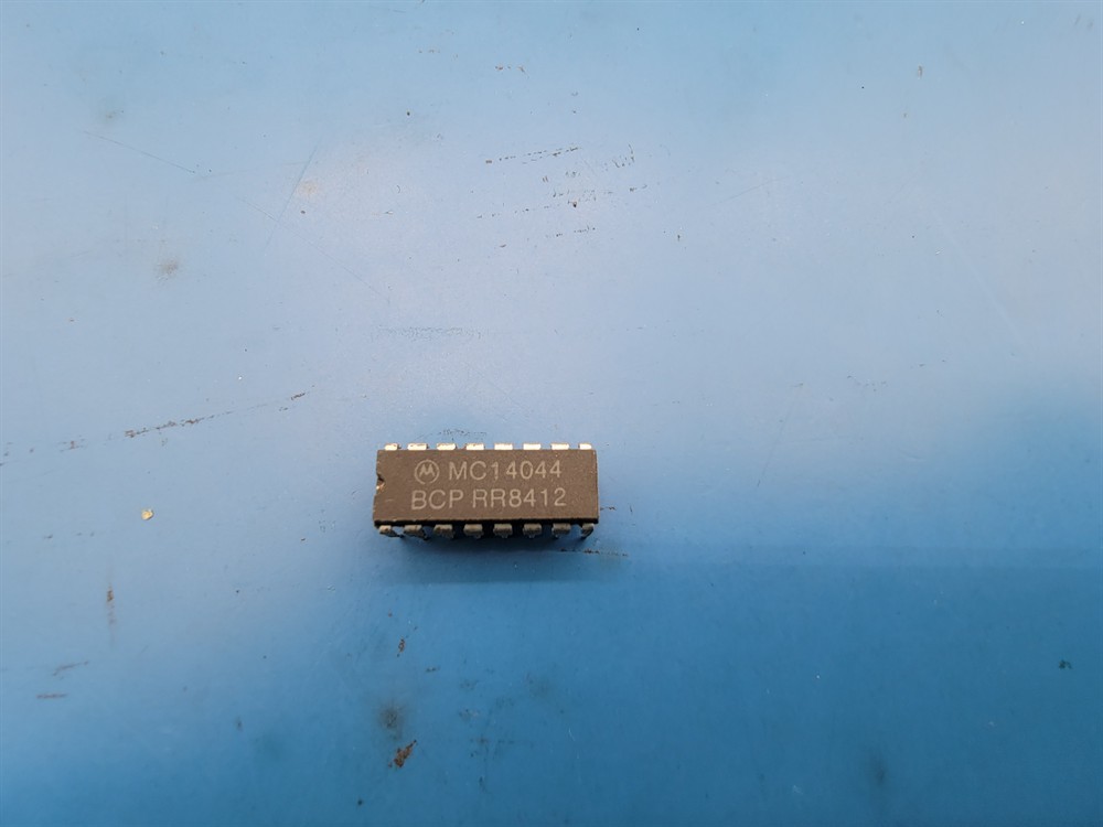 New (17pcs) MC14044BCP MOTOROLA IC Logic