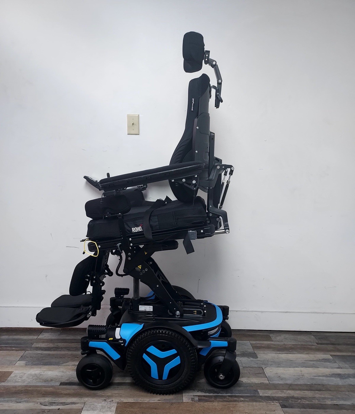 PERMOBIL M3 WHEELCHAIR,POWER TILT,RECLINE,LEGS AND LIFT. XL SEAT. 7 MILES.