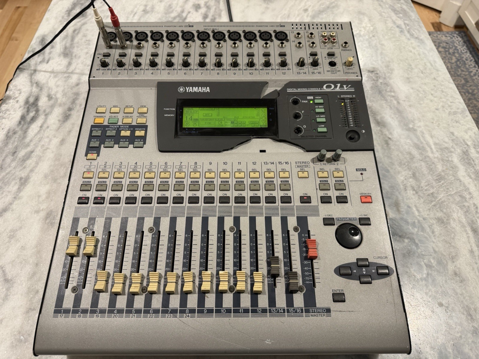 Yamaha 01v 16-Channel Digital Recording Mixer Mixing Console Cracked Trim -Works