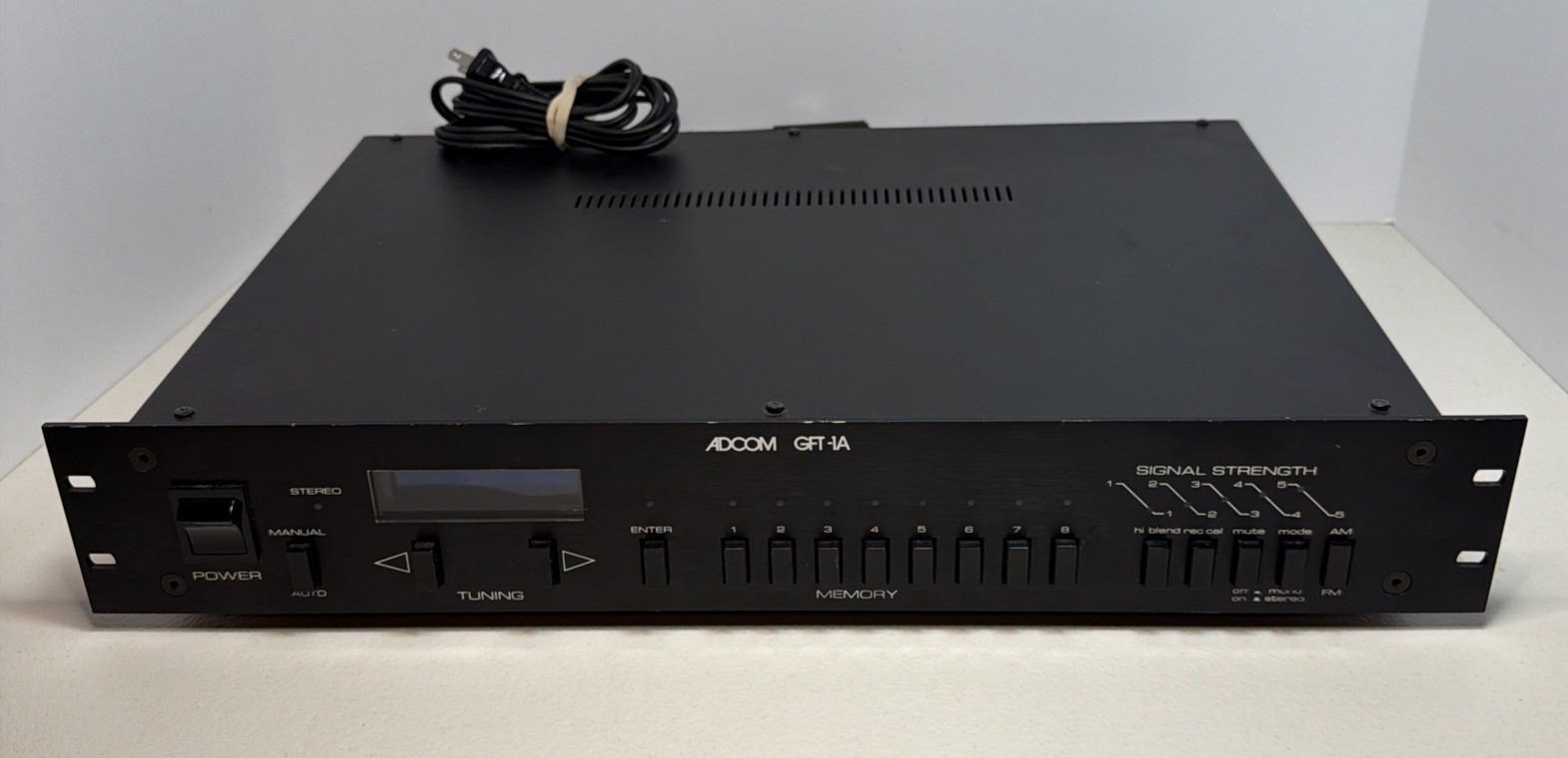 Adcom GFT-1A Quartz Referenced Digital AM/FM Stereo Tuner Rack Mount Works Great