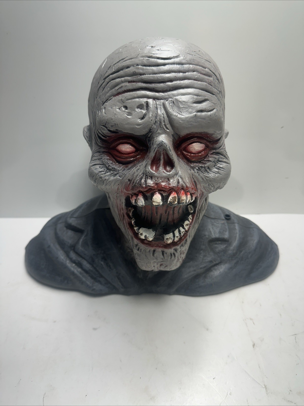Halloween prop Awesome ZOMBIE GROUNDBREAKER Hollow plastic. 13”x16”
