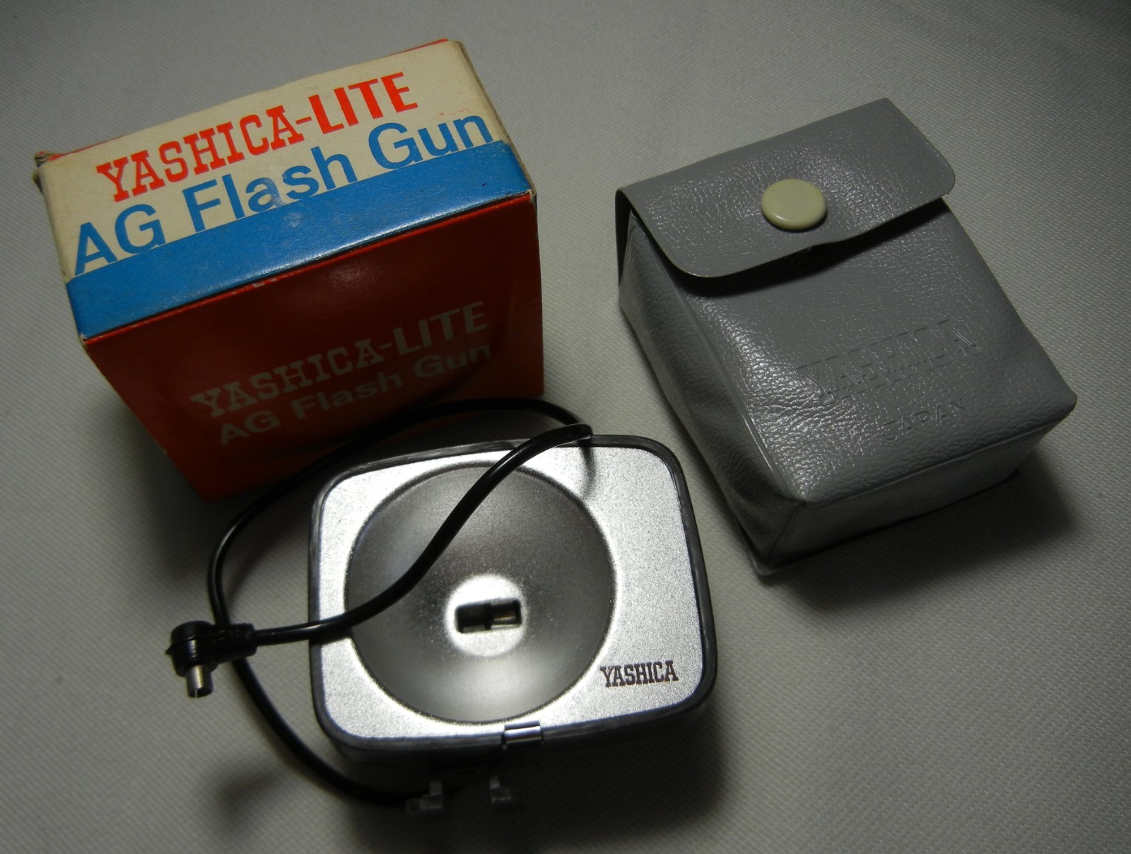 Vintage YASHICA Yashica-Lite AG Flash Gun w/Case - Takes Ag-1 Flash Bulbs