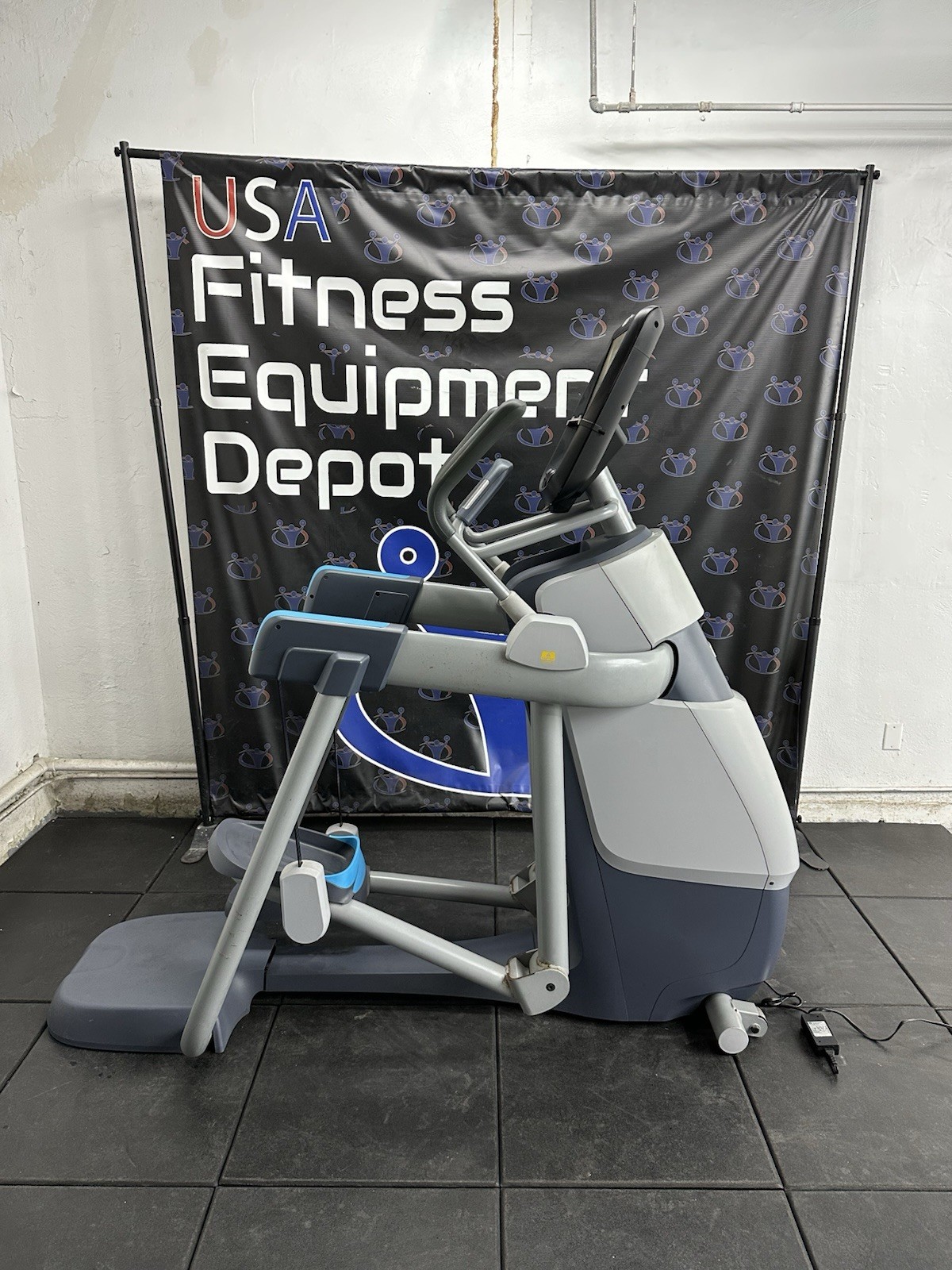 Precor AMT 885 Open Stride Elliptical P82 Console