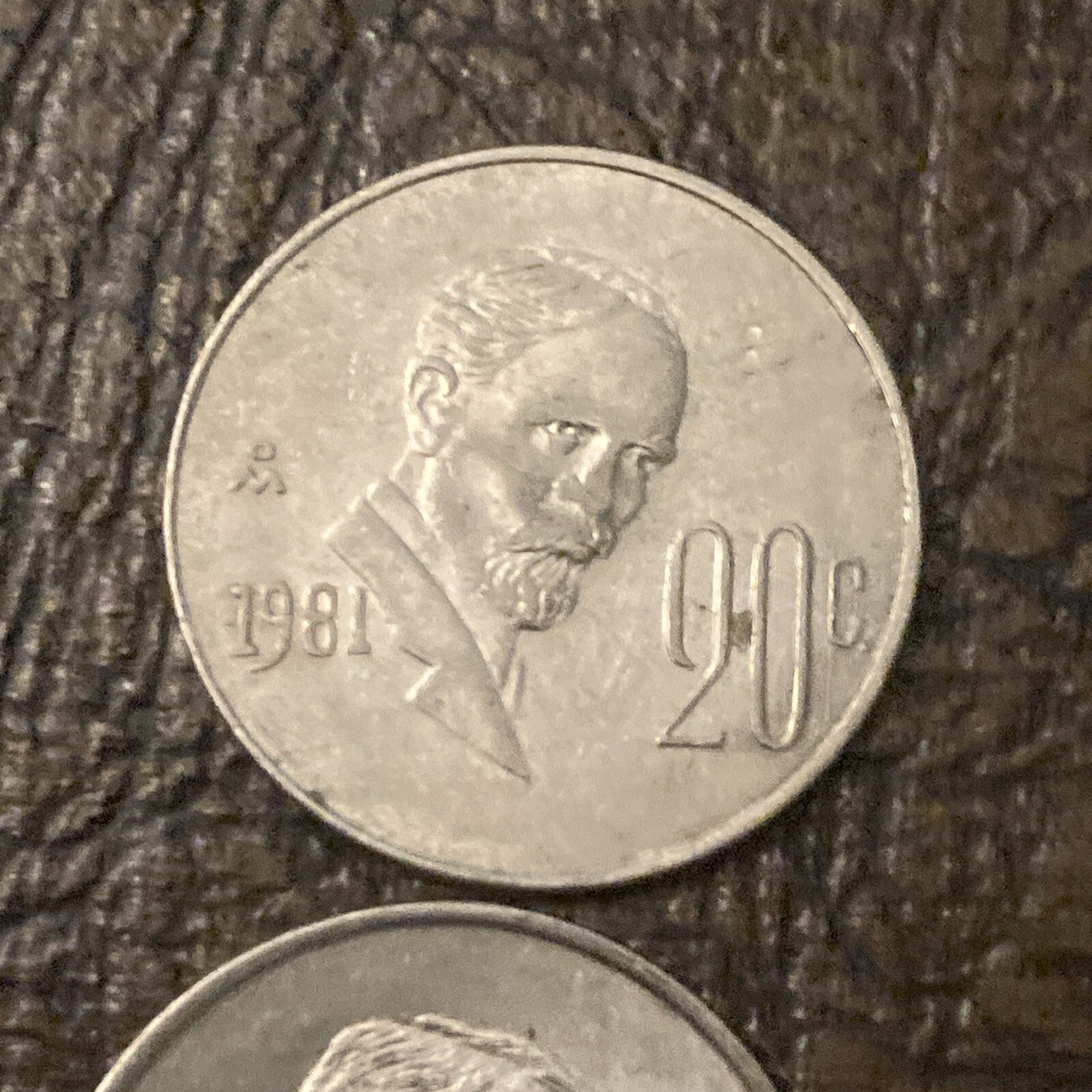 1981 Mexico 20 Centavos two types with the 8 open and closed