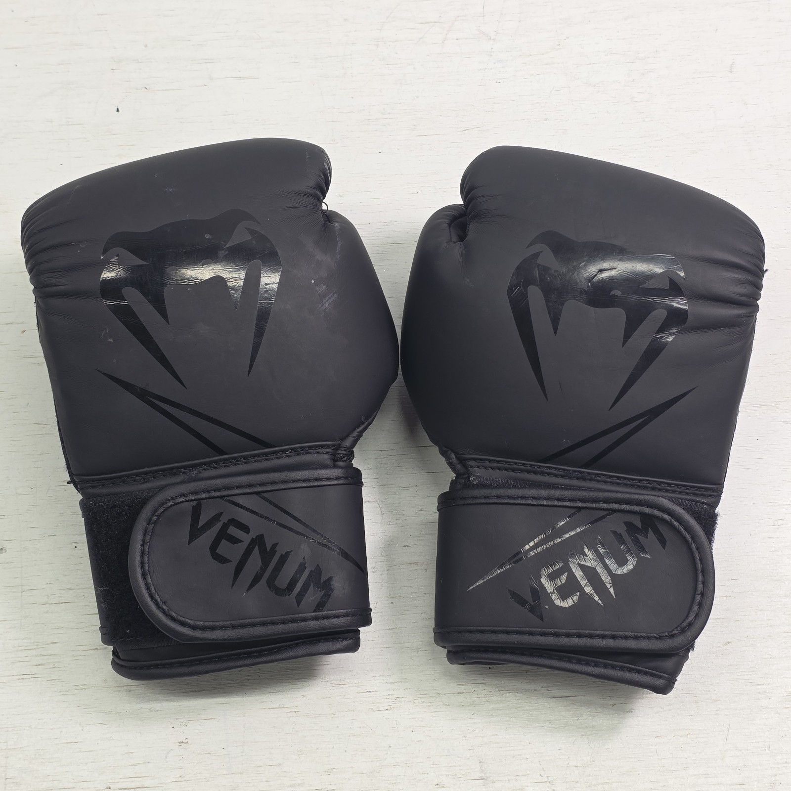 Venum Classic Boxing Sparring Gloves Mitts Black 8oz Kids Youth Boys Small EUC