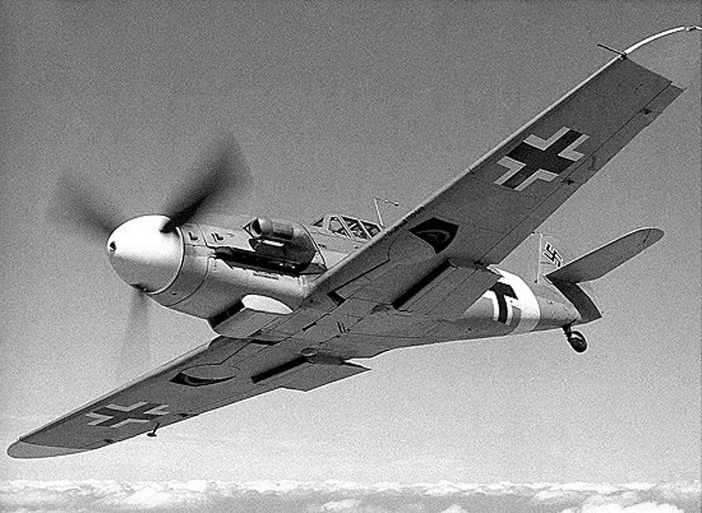 WWII Photo Luftwaffe Messerschmitt Bf109 in Flight  WW2 B&W World War Two / 6064